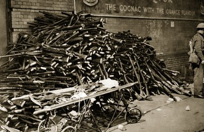 Waffen am Kai in Dover nach der Evakuierung von Dünkirchen, 1940 von English Photographer